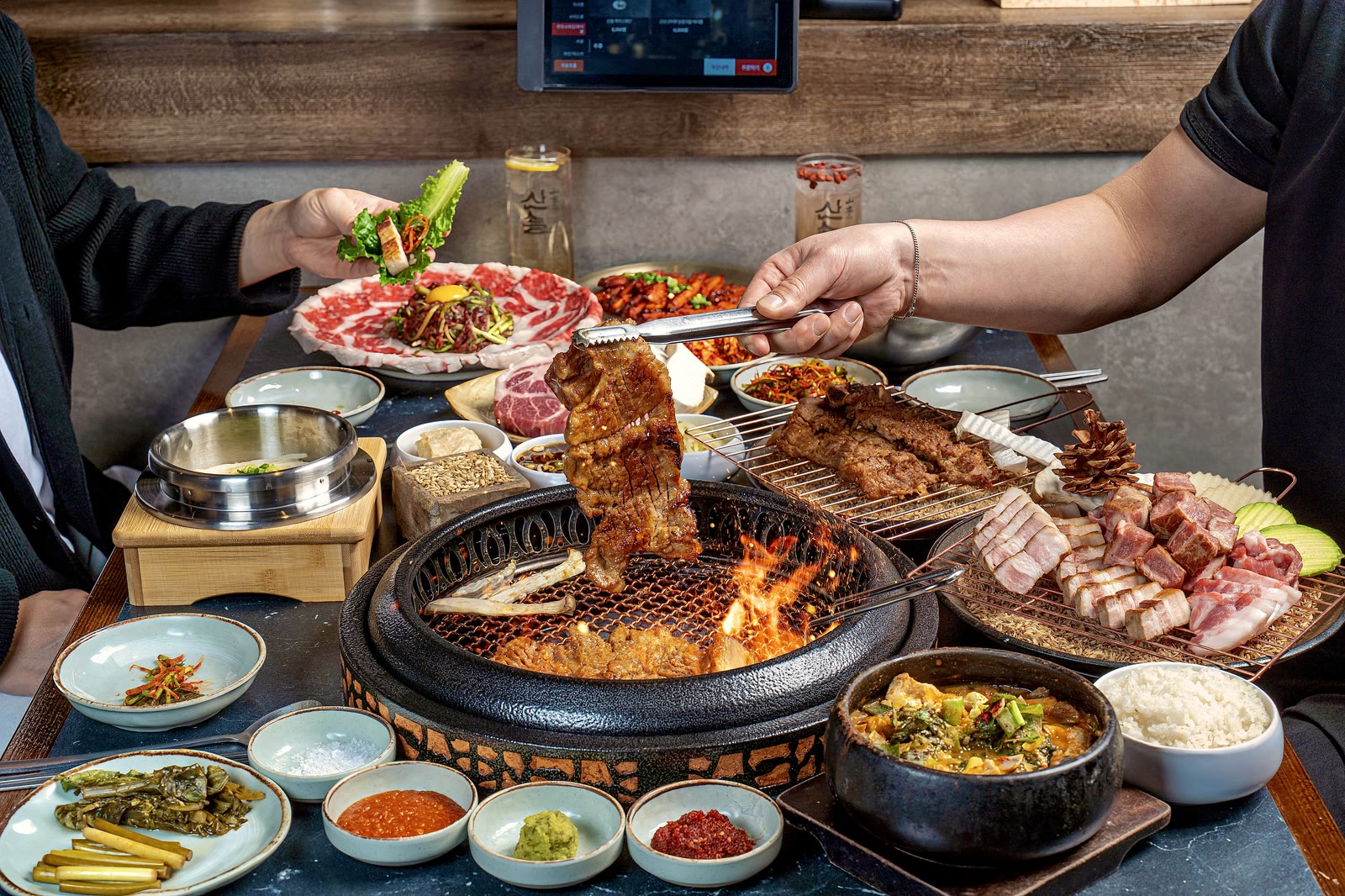 불판 위에서 구워지는 산솔의 숙성 고기와 곁들임